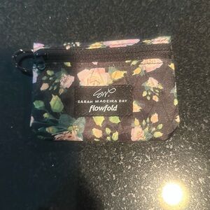 Flowfold card holder